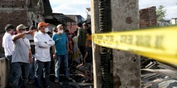 Temui Korban Kebakaran, Wali Kota Makassar Pastikan Kebutuhan Warga Terpenuhi - Utama