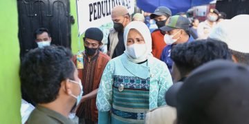 Wawali Fatmawati Serahkan Bantuan Korban Kebakaran Kampung Lepping Kelurahan Jongaya - Utama