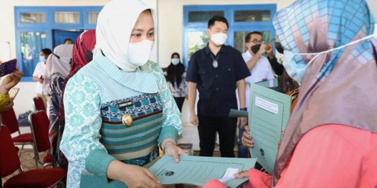 Wakil Walikota Fatmawati Rusdi Serahkan Bantuan 50 Hand Traktor dan 50 Cultivator Kepada Kelompok Tani Makassar - Utama