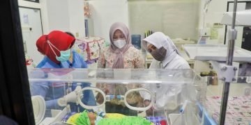 Wakil Wali Kota Makassar bersama Ketua TP PKK Kota Makassar, Jenguk Bayi Laki-Laki Yang ditemukan di Bajiminasa