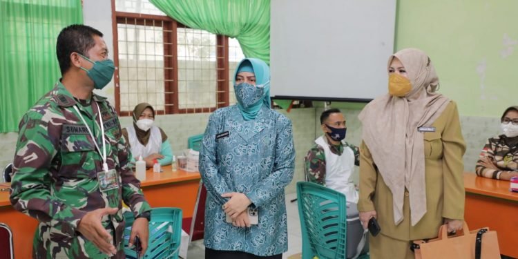 Persiapan PTM, Ketua TP PKK Kota Makassar Tinjau Pelaksanaan Vaksinasi - Utama