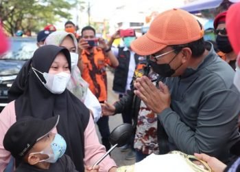 danny-bagi-7600-masker-buat-pengendara-di-pasar-antang