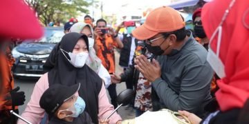 Danny Bagi 7.600 Masker Buat Pengendara di Pasar Antang - Utama
