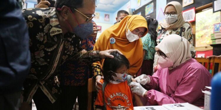 Pantau Vaksinasi Anak, Wali Kota Danny Minta Support Orang Tua Murid - Utama