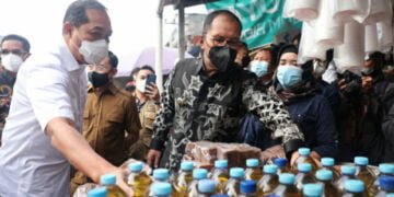 Cek Stok Minyak, Danny Dampingi Menteri Perdagangan Tinjau Pasar Tradisional - Utama