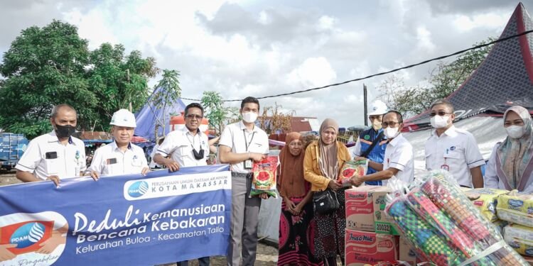 Peduli Korban Bencana, Pejabat Direksi PDAM serahkan Bantuan - Utama