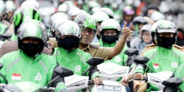 Makassar Ojol Day, Danny Pomanto Naik Gojek Diantar Pakai Motor Listrik ke Balai Kota - Utama