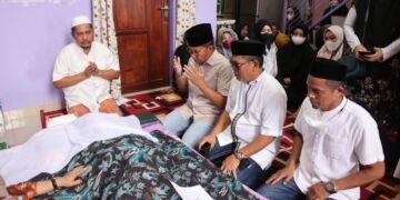 Sekdis Pendidikan Makassar Berduka, Wali Kota Danny Melayat di Rumah Duka - Utama