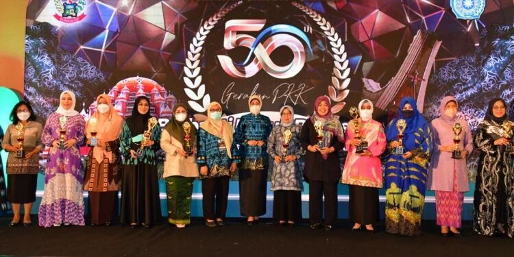 TP PKK MAKASSAR BORONG PENGHARGAAN HKG KE – 50 TP PKK SULSEL - Utama TP PKK MAKASSAR BORONG PENGHARGAAN HKG KE – 50 TP PKK SULSEL - Utama