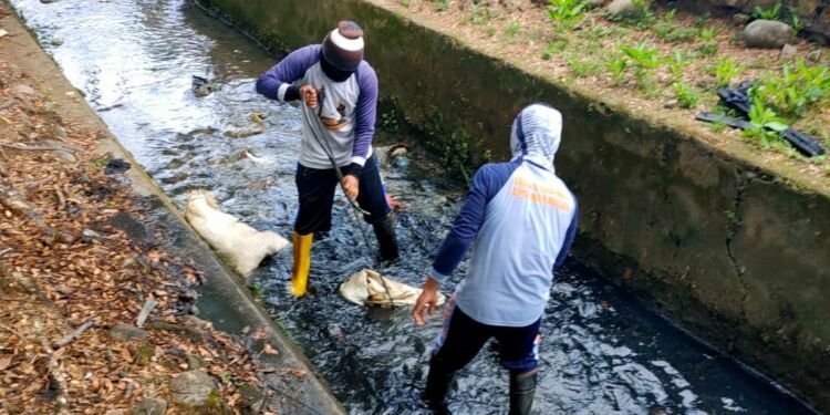 Antisipasi Musim Hujan, Dinas PU Makassar Masif Keruk Drainase - Utama