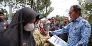 Danny Pomanto Serahkan Santunan Jaminan Kematian ke Ahli Waris Jukir Perumda Parkir - Utama