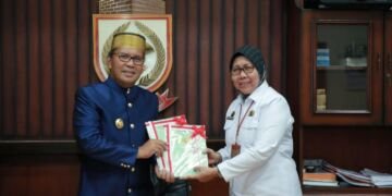 BPN Serahkan 9 Sertifikat Ke Pemerintah Kota Makassar - Utama