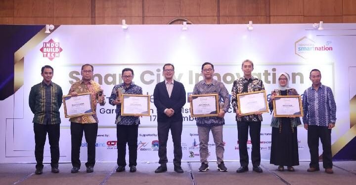 Wali Kota Makassar Raih Penghargaan Terbaik Smart Branding ISNA 2022 - Utama
