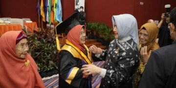 Ibunda Kepala Bapenda Dikukuhkan Sebagai Profesor, Indira Yusuf Ismail Sampaikan Selamat
