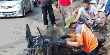 Satgas Panakkukang Sisir Jalan Angkasa Bersihkan Drainase - Utama