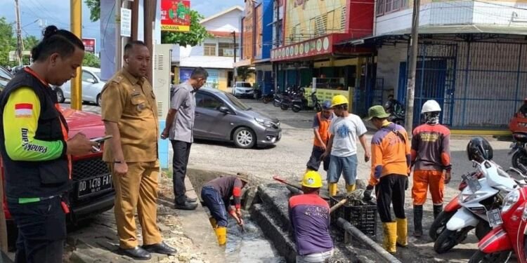 Camat Panakkukang Pimpin Pembersihan Drainase, Sekaligus Berikan Surat Teguran - Utama