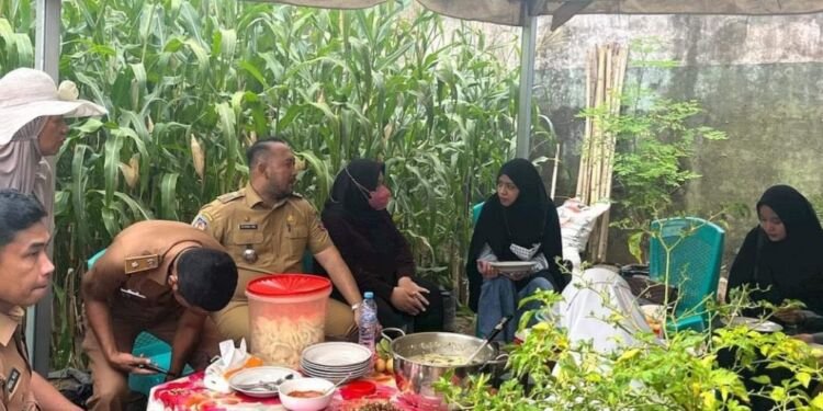 Kebun Di Tengah Kota, Camat Panakkukang Bersama Putri Wali Kota Makassar Panen Jagung - Utama