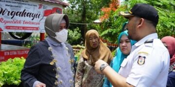 Didampingi Camat Panakkukang dan Istri, Ketua TP PKK Makassar Indira Kunjungi Lorong Peduli Inflasi - Utama