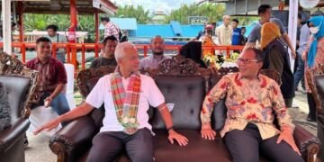 Camat Panakkukang Dampingi Ganjar Pranowo dan Danny Pomanto Panen Cabai dan Ikan Nila - Utama