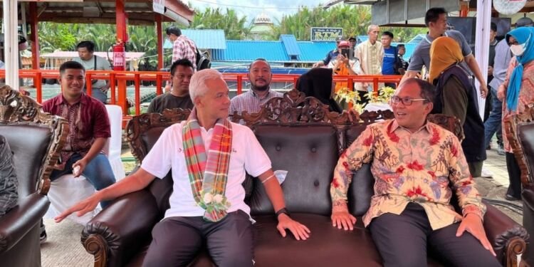 Camat Panakkukang Dampingi Ganjar Pranowo dan Danny Pomanto Panen Cabai dan Ikan Nila - Utama Camat Panakkukang Dampingi Ganjar Pranowo dan Danny Pomanto Panen Cabai dan Ikan Nila - Utama