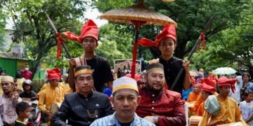 Peringatan Maulid, Camat Panakkukang Pawai Maudu Lompoa Bersama Warga - Utama