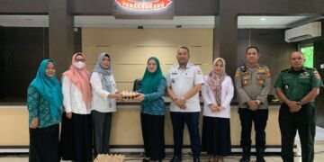 Ketua TP PKK Kecamatan Panakkukang Serahkan Telur Ayam Untuk Cegah Stunting - Utama