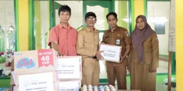 Dispar Makassar Serahkan Bantuan ke Korban Banjir Manggala - Utama