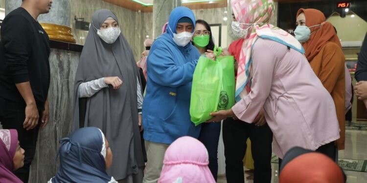 Kunjungi Korban Terdampak Banjir Kelurahan Laikang, Ketua TP PKK Makassar Berikan Bantuan - Utama