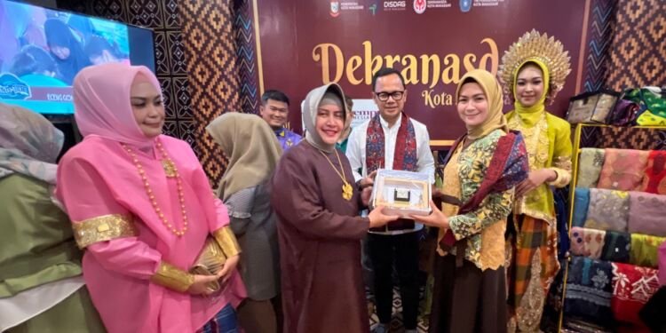 Sarasehan Istri Wali Kota dan Expo Se Indonesia, Booth Makassar Pamerkan Produk Unggulan - Utama