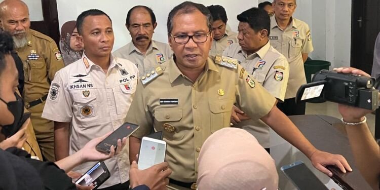 Danny Pomanto Minta Pedagang Percayakan Polemik Pengelolaan Pasar Butung ke Perumda Pasar Makassar Raya - Utama Danny Pomanto Minta Pedagang Percayakan Polemik Pengelolaan Pasar Butung ke Perumda Pasar Makassar Raya - Utama