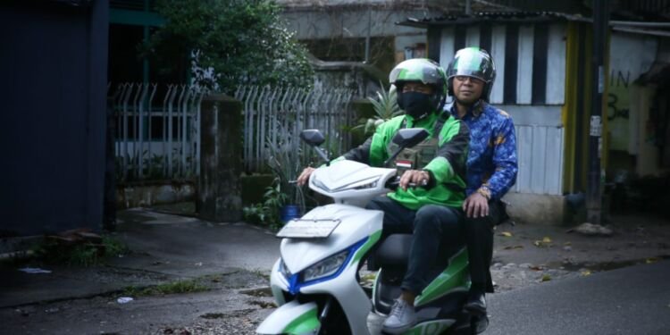 Wali Kota Makassar Ingatkan Pegawai Pemkot Konsisten Gunakan Ojek Online Tiap Selasa - Utama