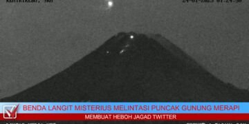 Terungkap, Cahaya Misterius di Puncak Gunung Merapi