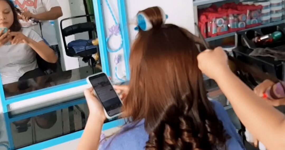 Cantik Banget! Hasil Layer Cutting, Pewarnaan Ombre dan Curly Styling