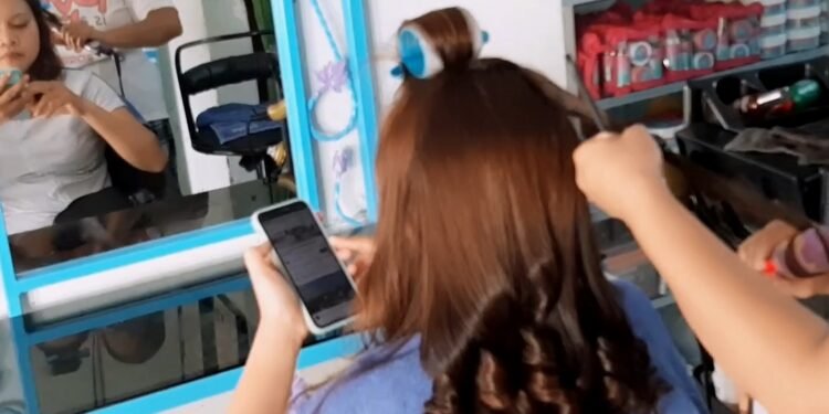 Cantik Banget! Hasil Layer Cutting, Pewarnaan Ombre dan Curly Styling - Featured