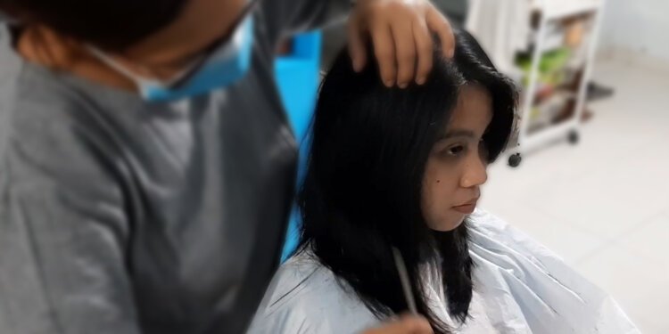 Cara Gunting Layer Rambut Kakak Cantik