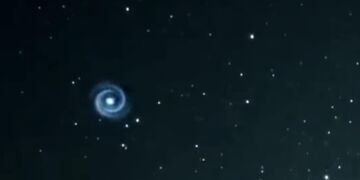 Spiral Biru Aneh Terlihat di Langit Hawai