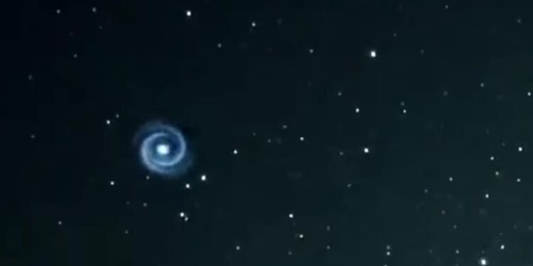 Spiral Biru Aneh Terlihat di Langit Hawai - Featured