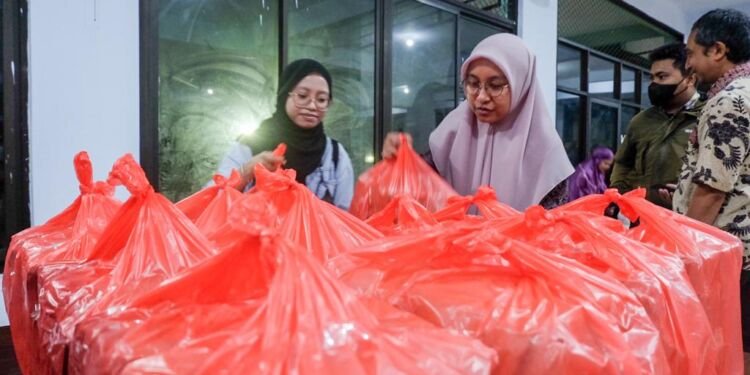 Diskominfo Makassar Salurkan 260 Paket Makanan untuk Pengungsi Banjir Tamalate - Featured