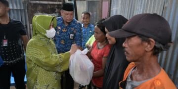 TP PKK Kota Makassar Salurkan 200 Paket Sembako untuk Pengungsi Banjir Makassar - Utama