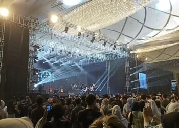 Penonton Larut Dalam “Tur Manusia 2023” Tulus