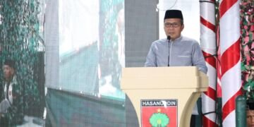 Gebyar Ramadan, Danny Pomanto Dampingi Pangdam XIV Hasanuddin Bagi-Bagi Sembako ke Anak Yatim Piatu - Utama