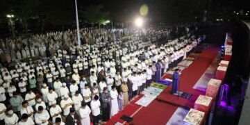 Antusias Masyarakat Ikuti Salat Subuh Berjemaah di Pekan Terakhir Ramadan 1444 Hijriah - Utama