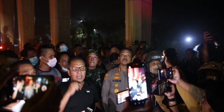 Danny Pomanto Janji Pemkot Makassar Tanggung Biaya Pengobatan Korban Kebakaran TSM - Utama