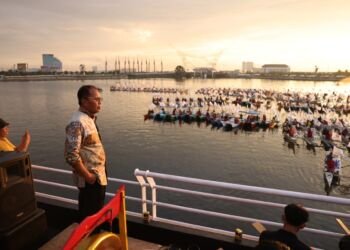Wali Kota Danny Pomanto Pimpin Gladi Pertunjukan Tari Pakarena di Atas 200 Kapal Nelayan