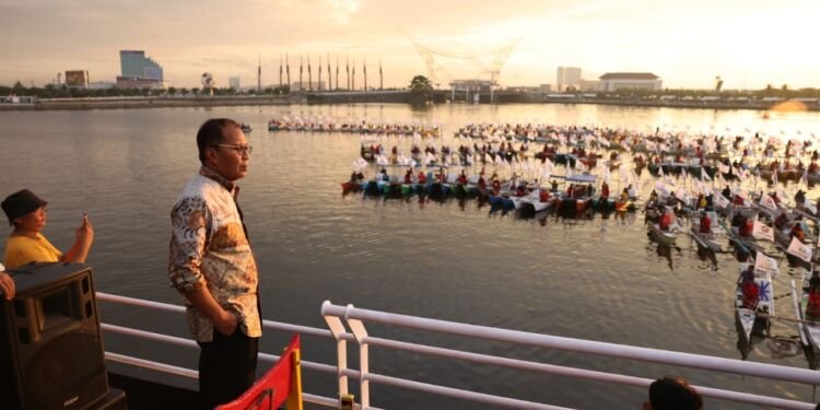 Wali Kota Danny Pomanto Pimpin Gladi Pertunjukan Tari Pakarena di Atas 200 Kapal Nelayan - Utama