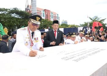 Danny Pomanto-Mendagri RI Tanda Tangani Prasasti Hari OTDA Ke 27 di Anjungan Losari