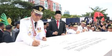 Danny Pomanto-Mendagri RI Tanda Tangani Prasasti Hari OTDA Ke 27 di Anjungan Losari - Utama Danny Pomanto-Mendagri RI Tanda Tangani Prasasti Hari OTDA Ke 27 di Anjungan Losari - Utama
