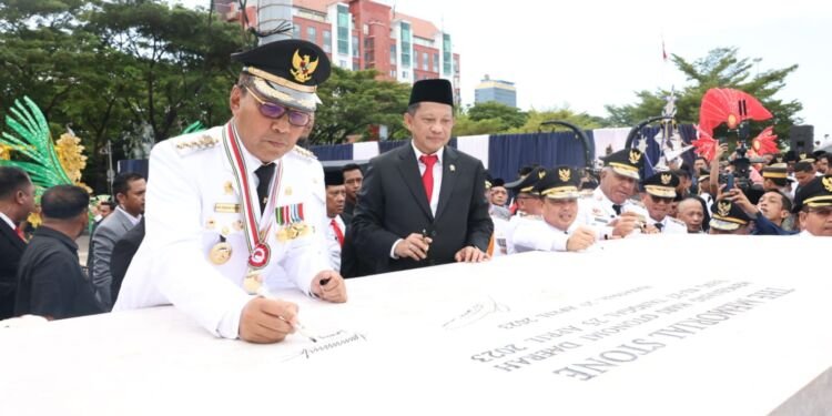 Danny Pomanto-Mendagri RI Tanda Tangani Prasasti Hari OTDA Ke 27 di Anjungan Losari - Featured