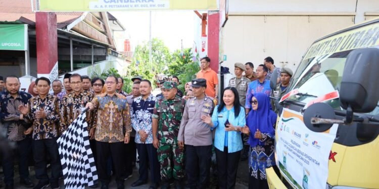 Wali Kota Danny Pomanto Bersama Perum Bulog Sulselbar Lepas Pendistribusian Bantuan Pangan Beras Pemerintah di Makassar - Featured