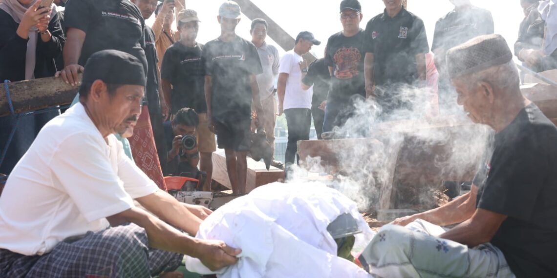 Danny Pomanto Pantau Progres Pembuatan Pinisi di CPI, Saksikan Prosesi Pemotongan Lunas Kapal